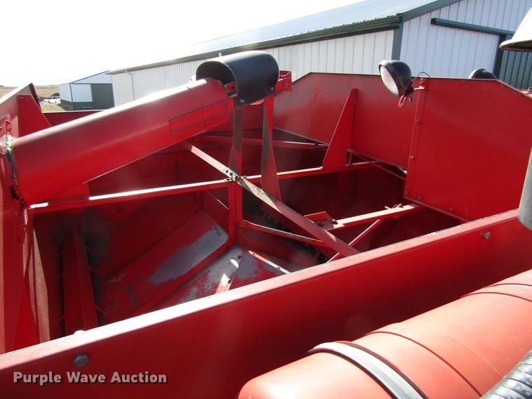 image for item DD8688 1984 White 8920 combine