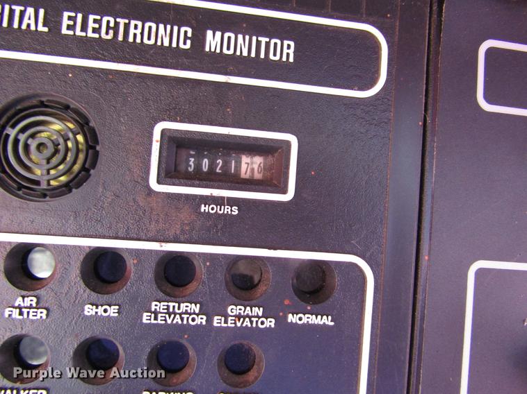 image for item DD8688 1984 White 8920 combine