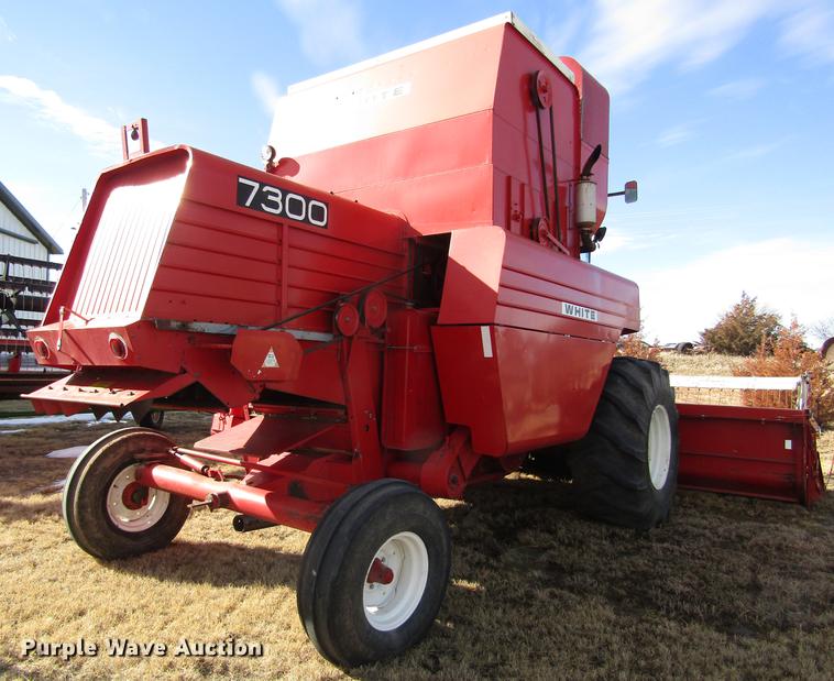 image for item DD8689 1974 White 7300 combine