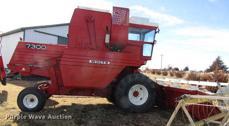 image for item DD8689 1974 White 7300 combine