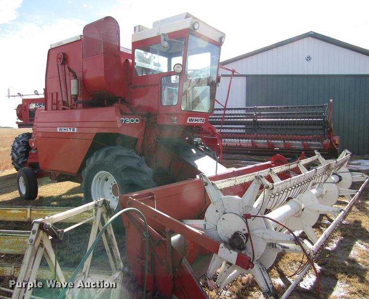 image for item DD8689 1974 White 7300 combine