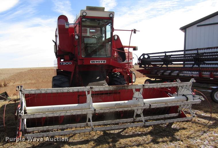 image for item DD8689 1974 White 7300 combine