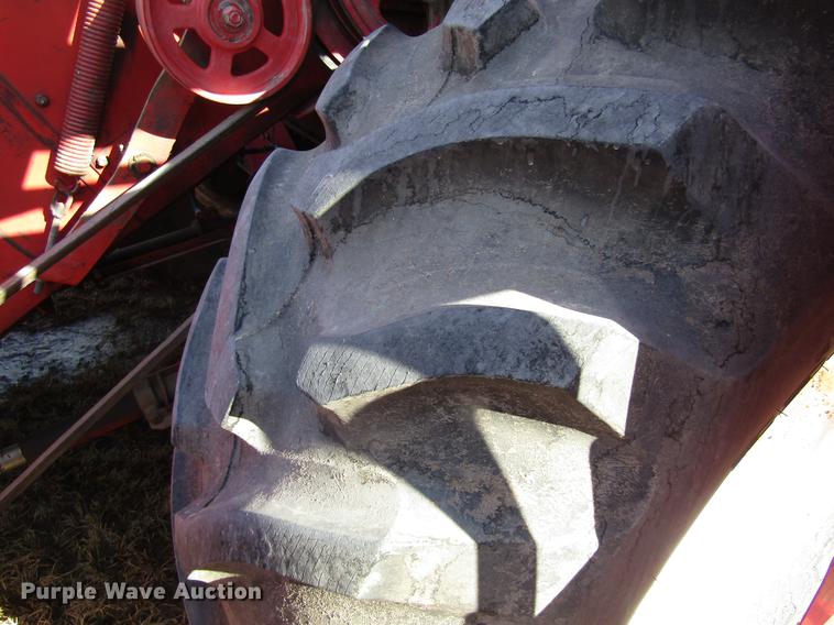 image for item DD8689 1974 White 7300 combine