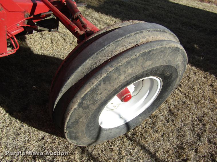 image for item DD8689 1974 White 7300 combine