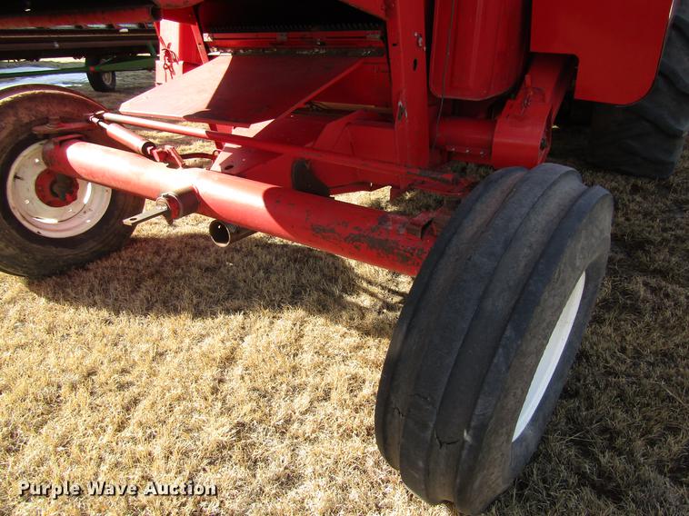 image for item DD8689 1974 White 7300 combine