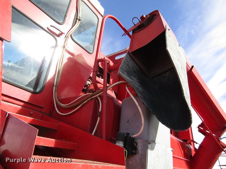 image for item DD8689 1974 White 7300 combine