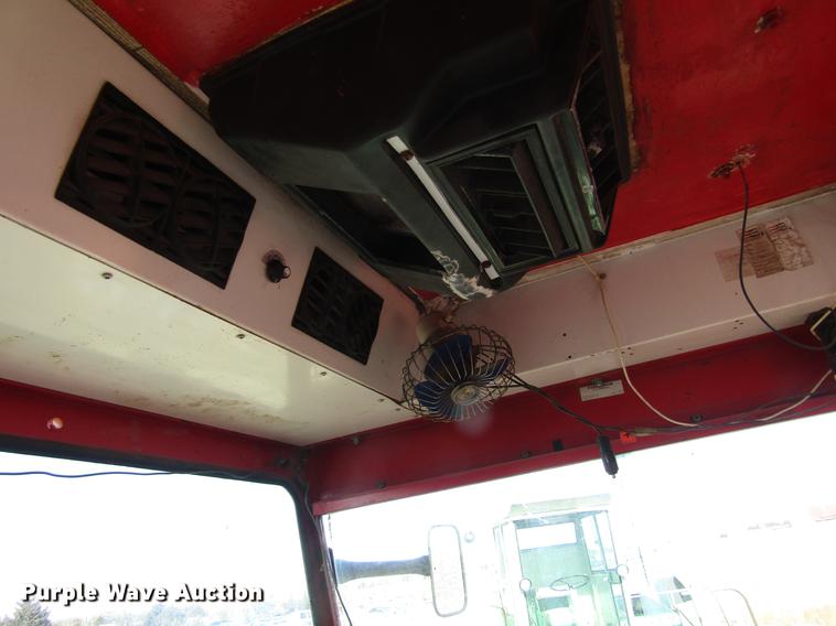 image for item DD8689 1974 White 7300 combine