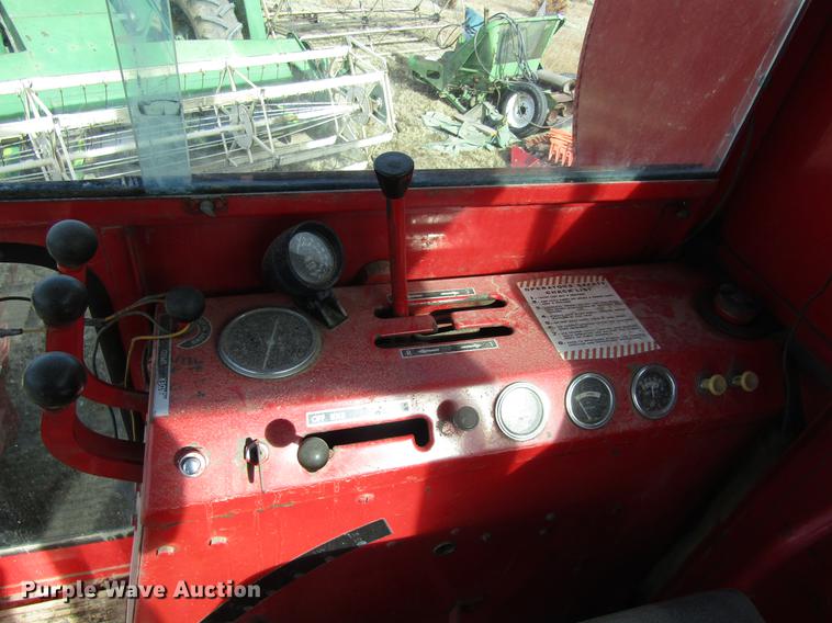 image for item DD8689 1974 White 7300 combine