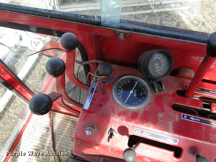 image for item DD8689 1974 White 7300 combine