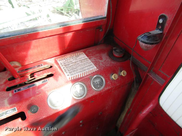 image for item DD8689 1974 White 7300 combine