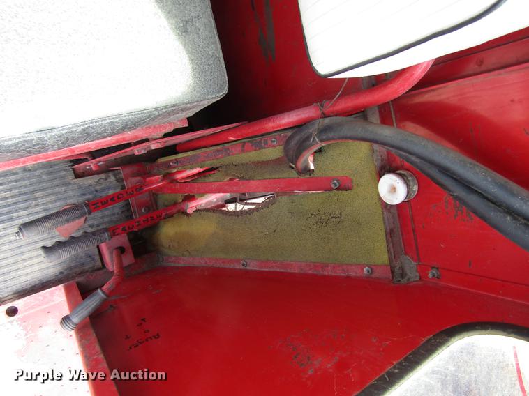 image for item DD8689 1974 White 7300 combine