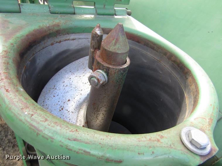 image for item DD8690 Oliver 430 combine