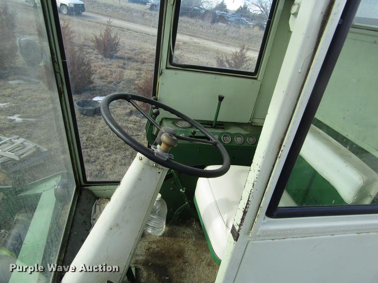 image for item DD8690 Oliver 430 combine