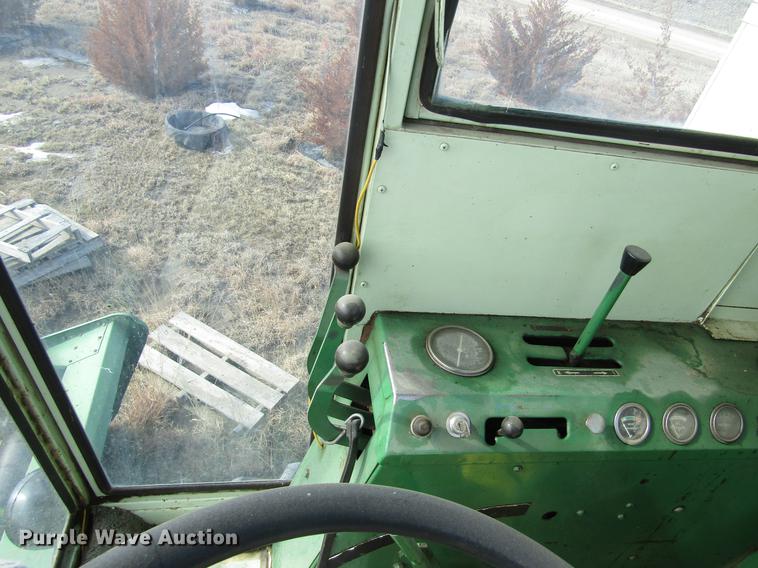 image for item DD8690 Oliver 430 combine