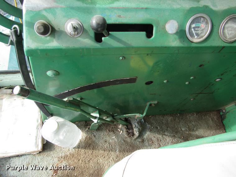 image for item DD8690 Oliver 430 combine