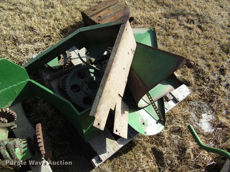 image for item DD8693 John Deere 205 head parts