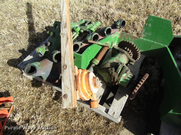 image for item DD8693 John Deere 205 head parts