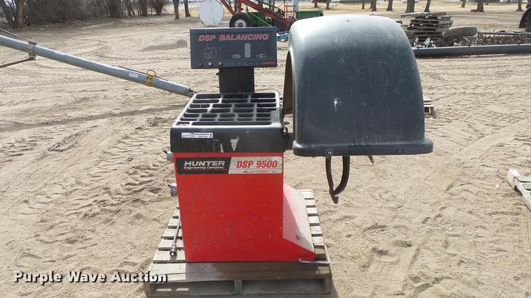 image for item DE9738 Hunter DSP9500 tire balancer