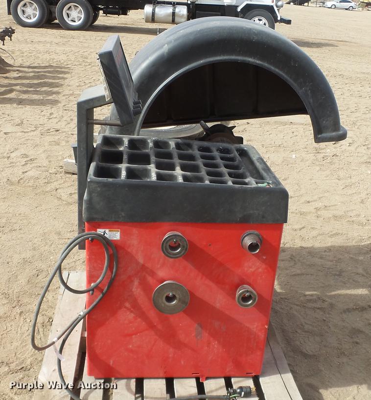 image for item DE9738 Hunter DSP9500 tire balancer