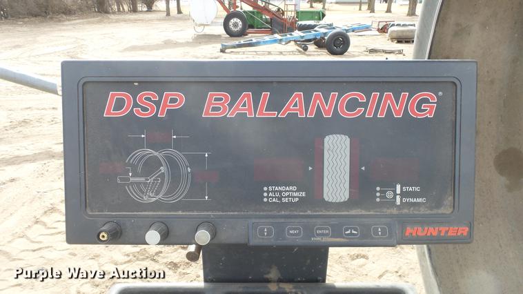 image for item DE9738 Hunter DSP9500 tire balancer