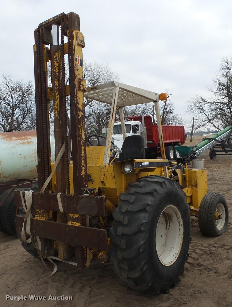 International 4500B forklift in Kinsley, KS Item EA9758 sold Purple Wave