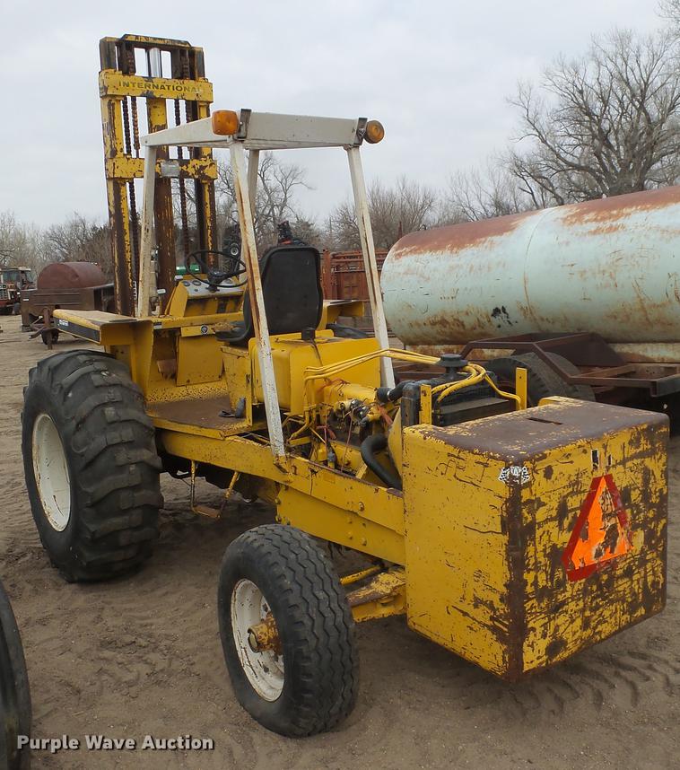 International 4500B forklift in Kinsley, KS Item EA9758 sold Purple Wave