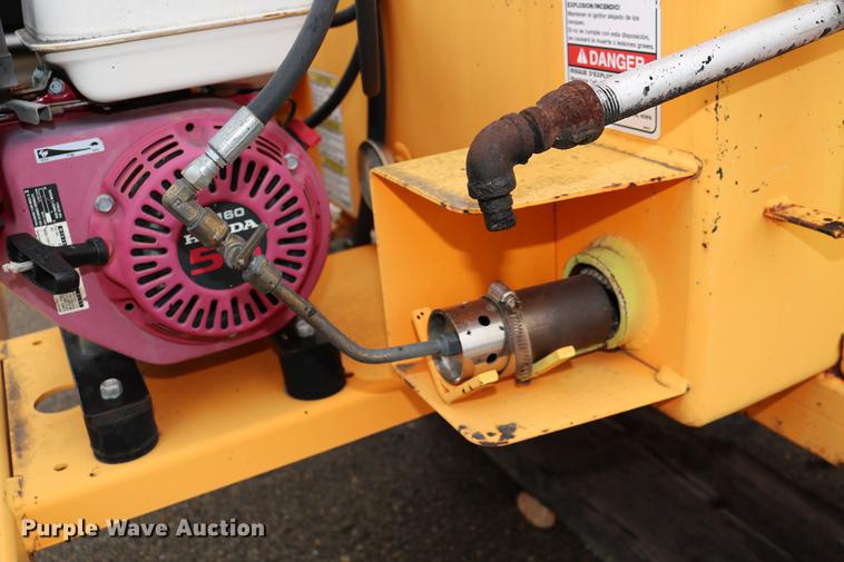 image for item DB6583 2006 LeeBoy L150T asphalt distributor