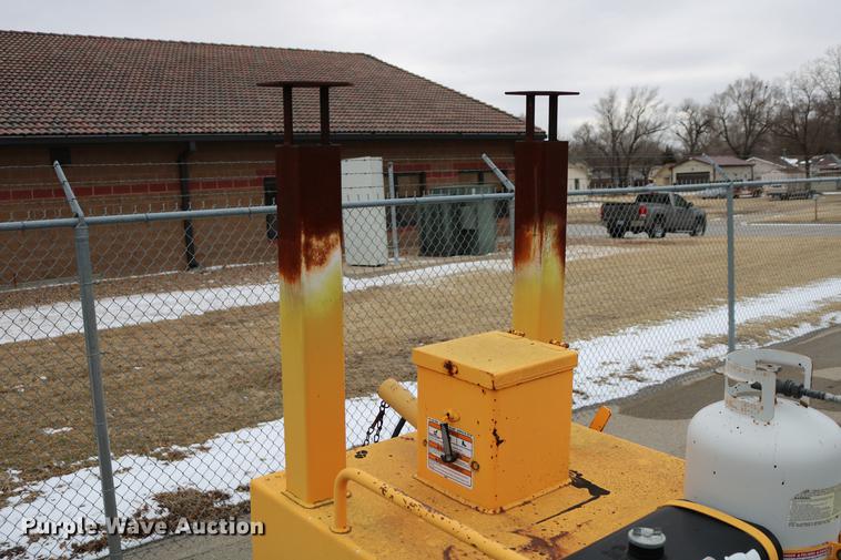 image for item DB6583 2006 LeeBoy L150T asphalt distributor