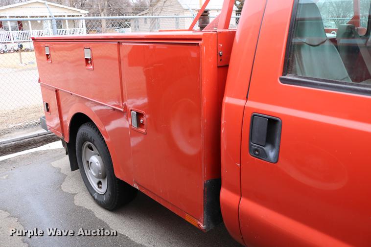 image for item DB6586 2008 Ford F250 Super Duty utility bed pickup truck