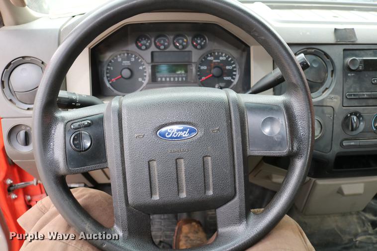 image for item DB6586 2008 Ford F250 Super Duty utility bed pickup truck