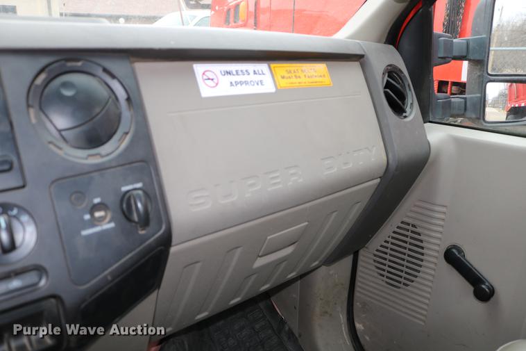 image for item DB6586 2008 Ford F250 Super Duty utility bed pickup truck
