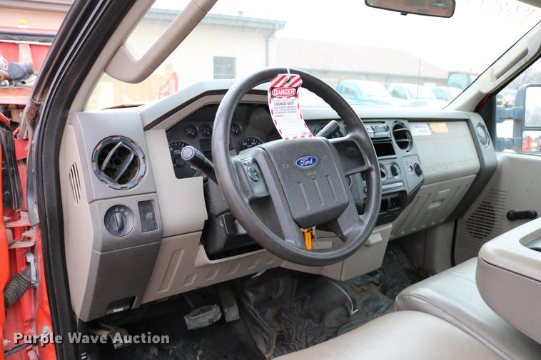 image for item DB6587 2008 Ford F250 Super Duty utility bed pickup truck