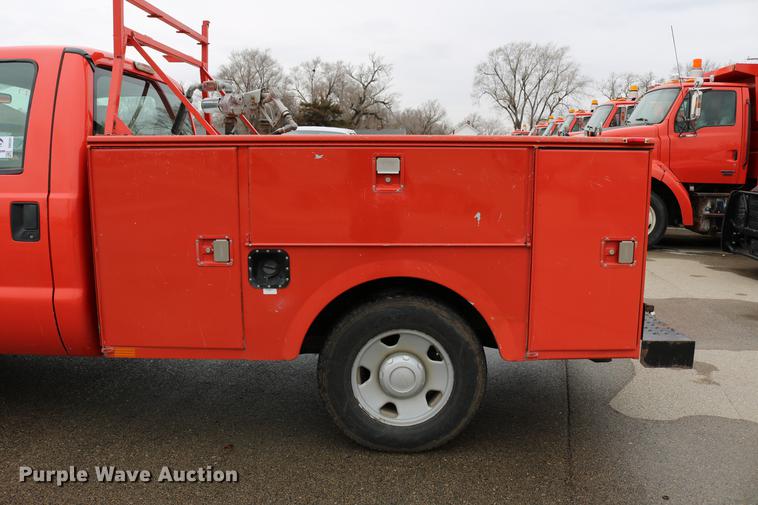 image for item DB6587 2008 Ford F250 Super Duty utility bed pickup truck