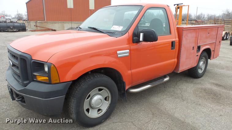 image for item DC0585 2006 Ford F250 Super Duty utility bed pickup truck
