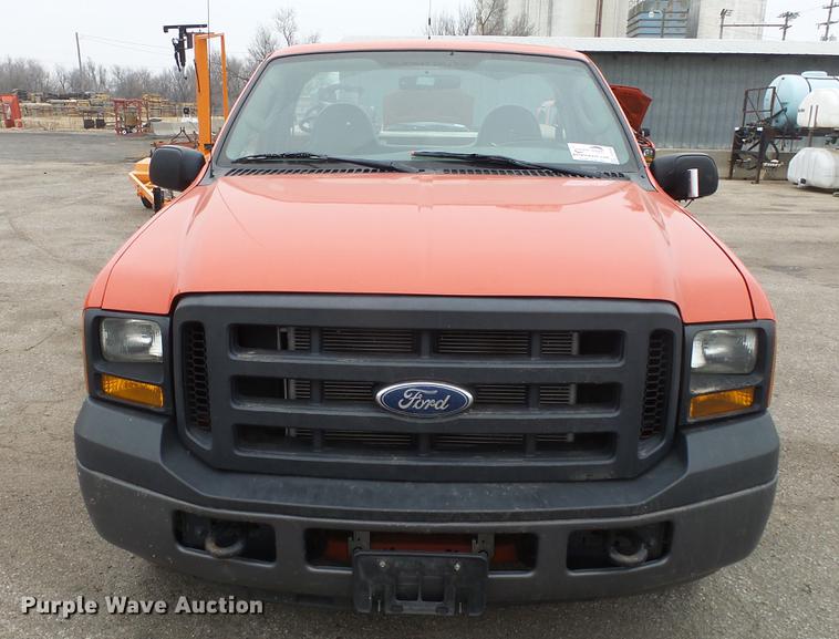 image for item DC0585 2006 Ford F250 Super Duty utility bed pickup truck