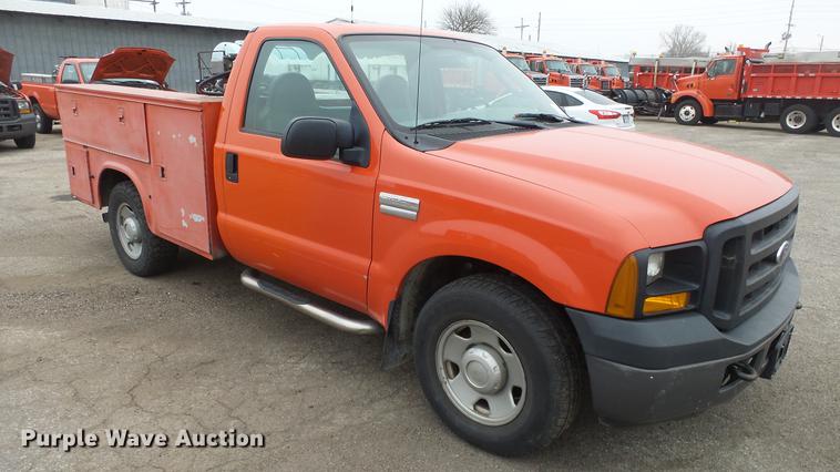 image for item DC0585 2006 Ford F250 Super Duty utility bed pickup truck