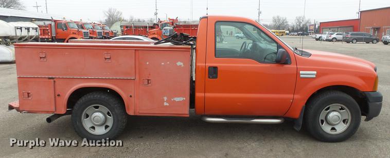 image for item DC0585 2006 Ford F250 Super Duty utility bed pickup truck