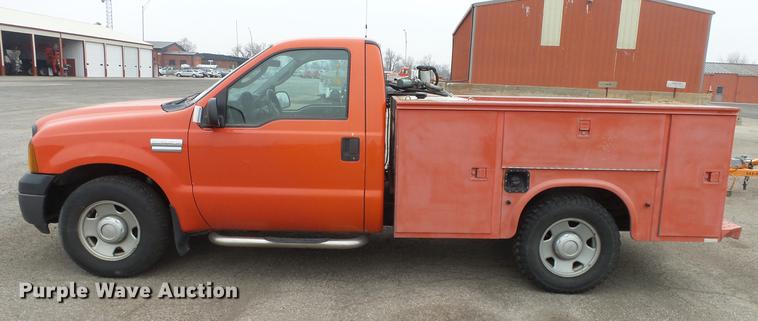 image for item DC0585 2006 Ford F250 Super Duty utility bed pickup truck