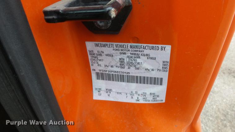 image for item DC0585 2006 Ford F250 Super Duty utility bed pickup truck