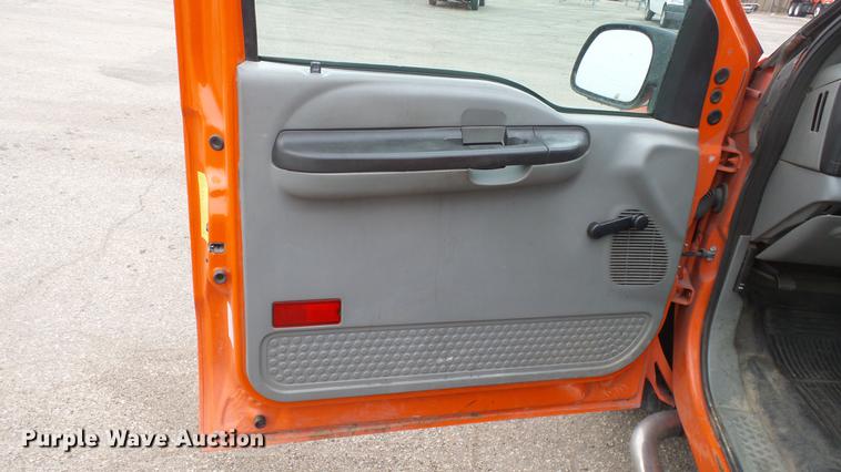 image for item DC0585 2006 Ford F250 Super Duty utility bed pickup truck