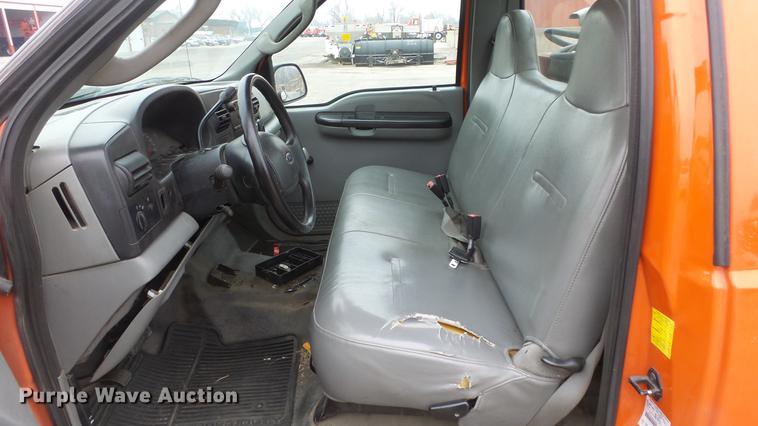 image for item DC0585 2006 Ford F250 Super Duty utility bed pickup truck