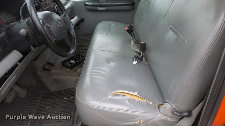 image for item DC0585 2006 Ford F250 Super Duty utility bed pickup truck