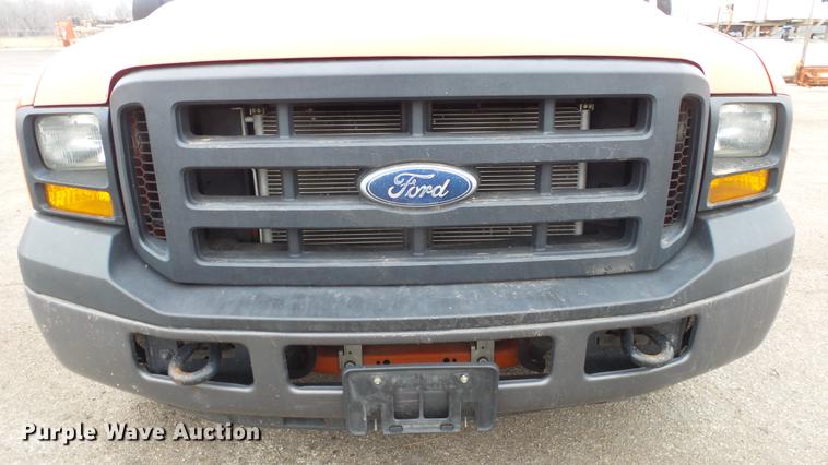 image for item DC0585 2006 Ford F250 Super Duty utility bed pickup truck