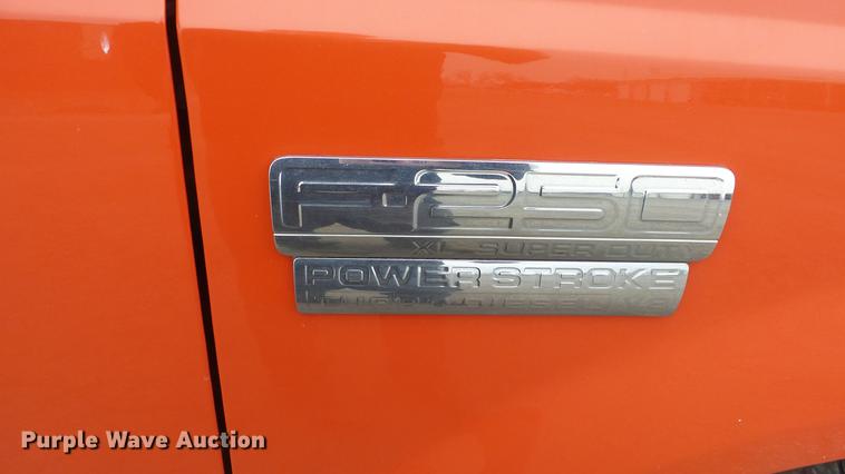 image for item DC0585 2006 Ford F250 Super Duty utility bed pickup truck