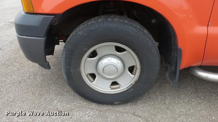 image for item DC0585 2006 Ford F250 Super Duty utility bed pickup truck