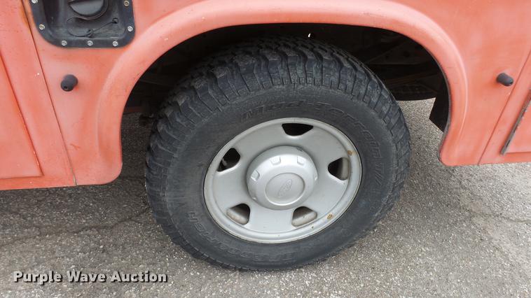 image for item DC0585 2006 Ford F250 Super Duty utility bed pickup truck