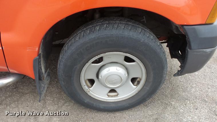 image for item DC0585 2006 Ford F250 Super Duty utility bed pickup truck