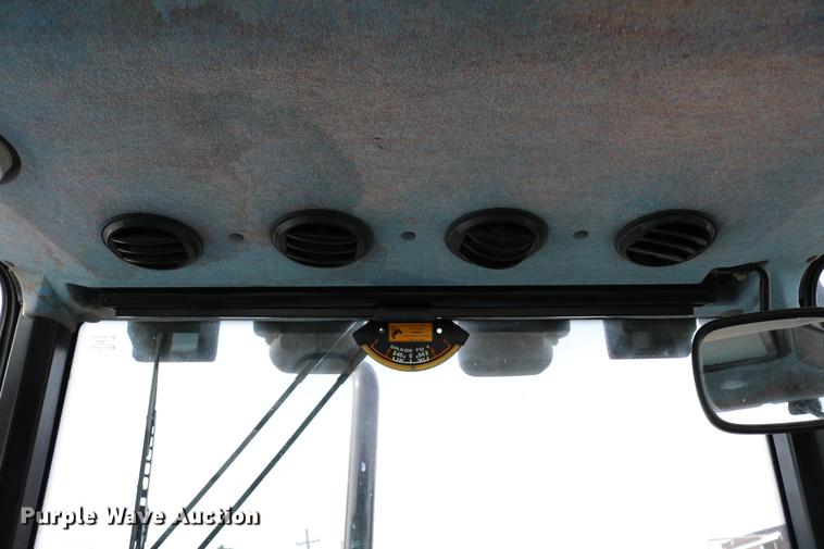 image for item DD8667 2001 New Holland TS100 tractor