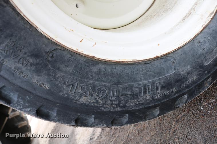 image for item DD8667 2001 New Holland TS100 tractor