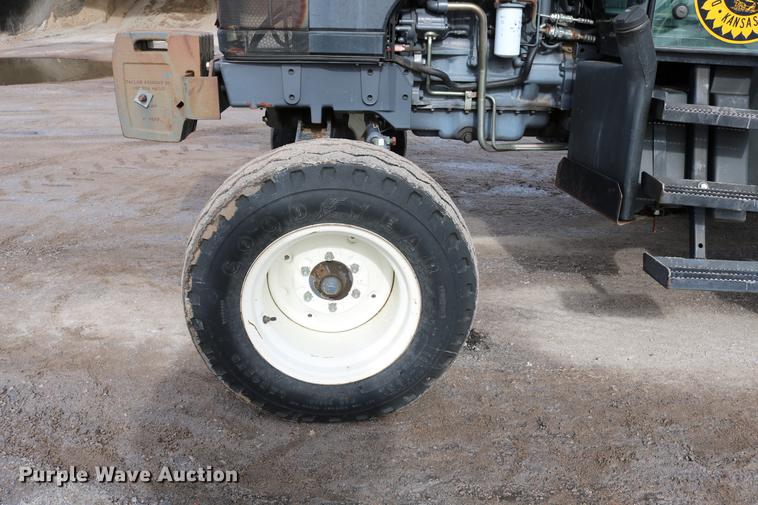 image for item DD8667 2001 New Holland TS100 tractor